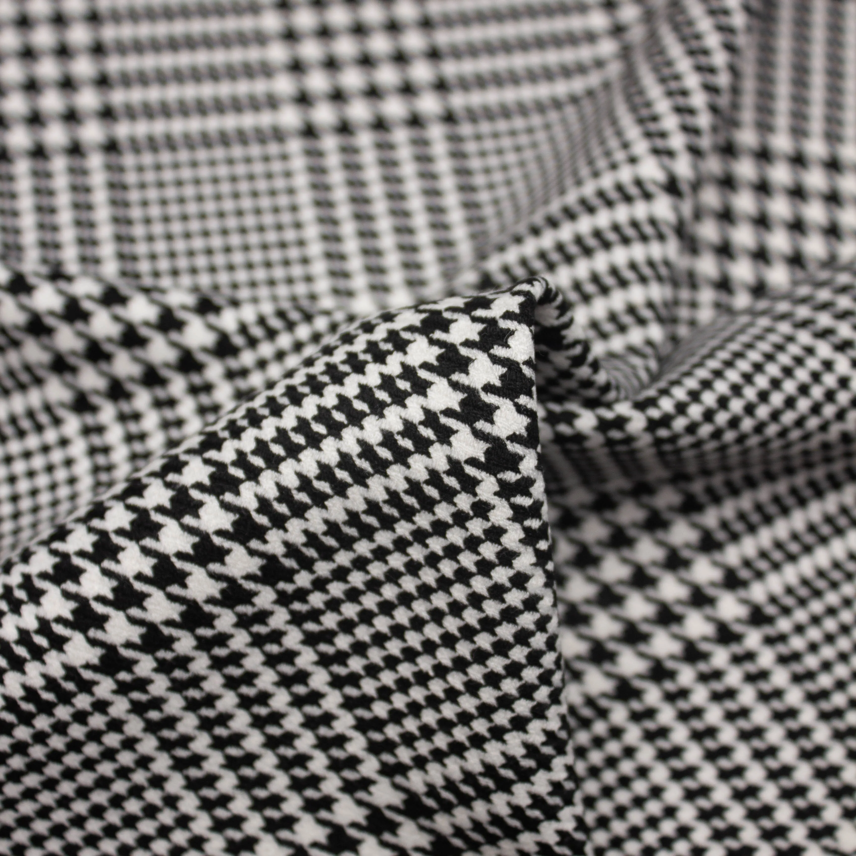 Louie Black & White Polyester prince de galle SHOWROOM SAMPLE 34CM X 60CM